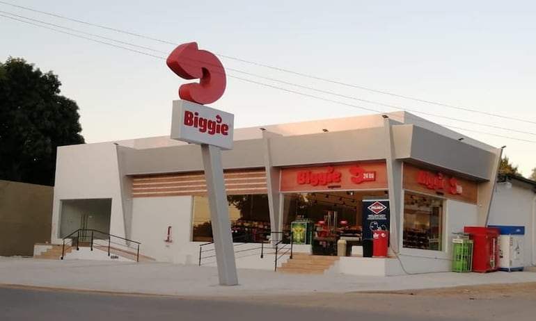 LibertadyRep's tweet card. “Estamos aquí haciendo lo que el presidente Santiago Peña nos pide”, indicó la titular de Sedeco, Sara Irún, para anunciar el cierre temporal de toda la cadena de Biggie, con 263 locales en todo el...