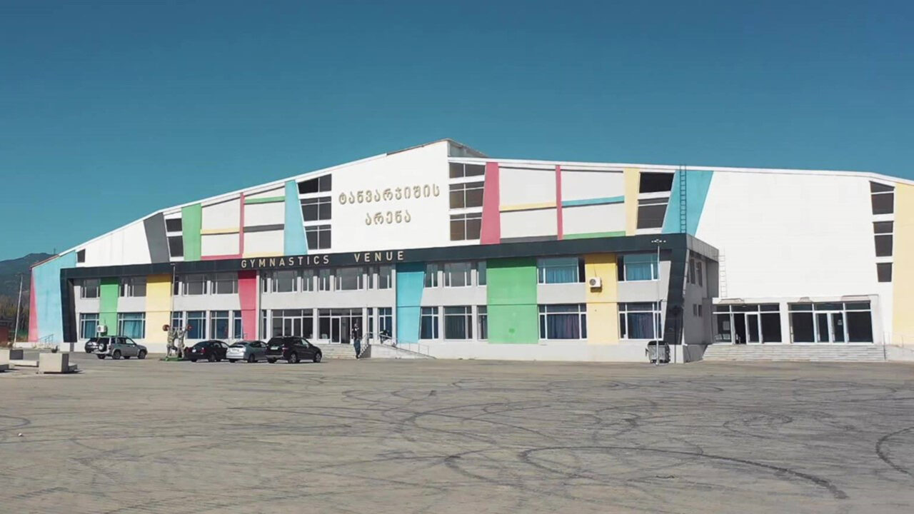 escplus_es's tweet card. La emisora anfitriona GPB ha iniciado la instalación del escenario del festival en un nuevo emplazamiento sin ofrecer detalles de las razones de este traslado a pocas semanas del evento.