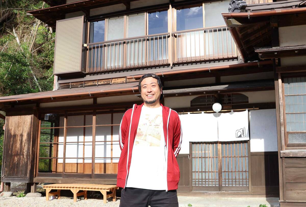 7x1gij54nToU's tweet card. 　静岡県浜松市天竜区の古民家を改修した俳優の合宿所「ＪＩＫＫＡ」が、参加者それぞれに寄り添う、きめ細かい指導で注目されている。 　東京の芸能事務所「フラーム」に１５年間勤務した辻村草太さんが今年６