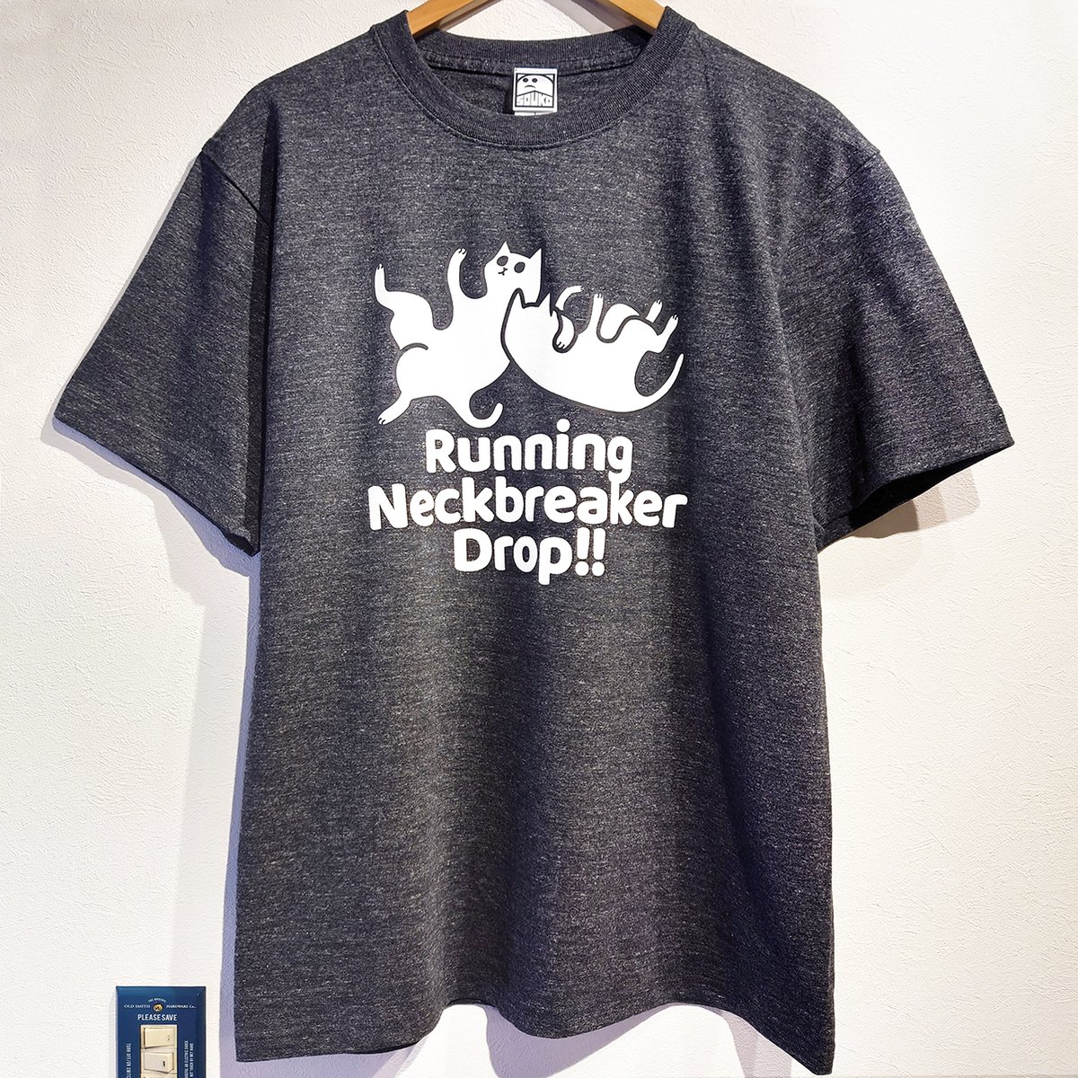 souko1go's tweet card. 黒とグレーの混色で編まれた生地は 他のカラーよりほんの少し厚手の着心地。 首回りまでしっかりダブルステッチ縫製。 綿100%Tシャツ。