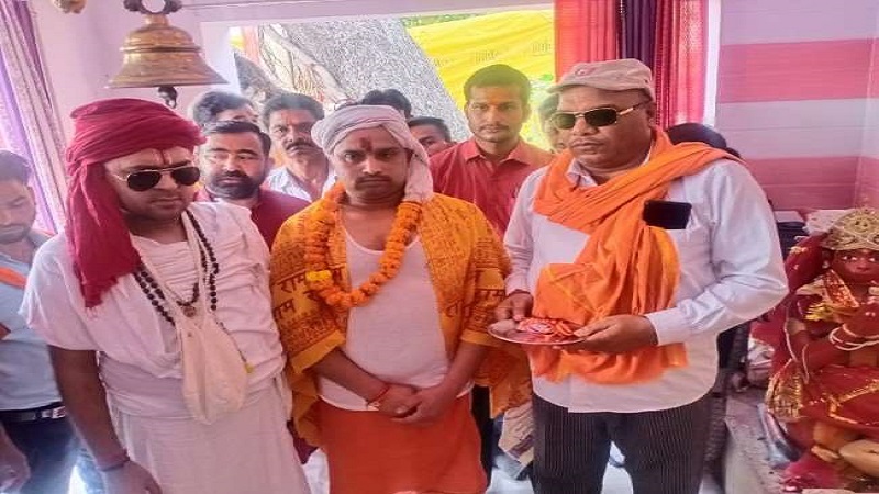 OpIndia_in's tweet card. उत्तर प्रदेश के शाहजहाँपुर में मंगलवार (17 मई, 2022) को गुलनाज नामक युवक ने इस्लाम से हिंदू धर्म में घर वापसी की। नया नाम - विराट।