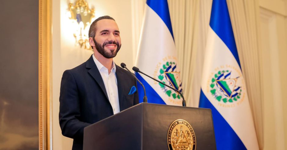 firmes_ec's tweet card. El presidente de El Salvador, Nayib Bukele, anunció esta semana el despido de más de 300 empleados del Ministerio de Cultura, argumentando que promovían “agendas incompatibles” con la visión de su...