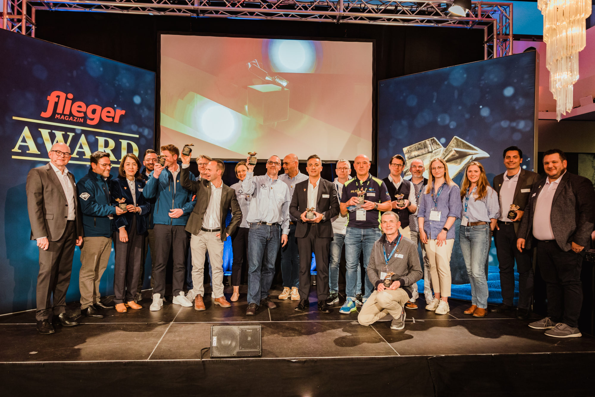 apus_zero's tweet card. Herzlichen Glückwunsch! Am Donnerstagabend sind die fliegermagazin Awards 2023 verliehen worden. Wer wurde ausgezeichnet?