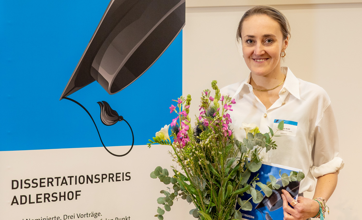 rolfslab's tweet card. Am 13. Februar 2024 wurde zum 22. Mal in Folge der Dissertationspreis Adlershof verliehen. Dr. Lisa Kröll erhielt den mit 3.000 Euro dotierten Preis, der jährlich gemeinsam von d ...