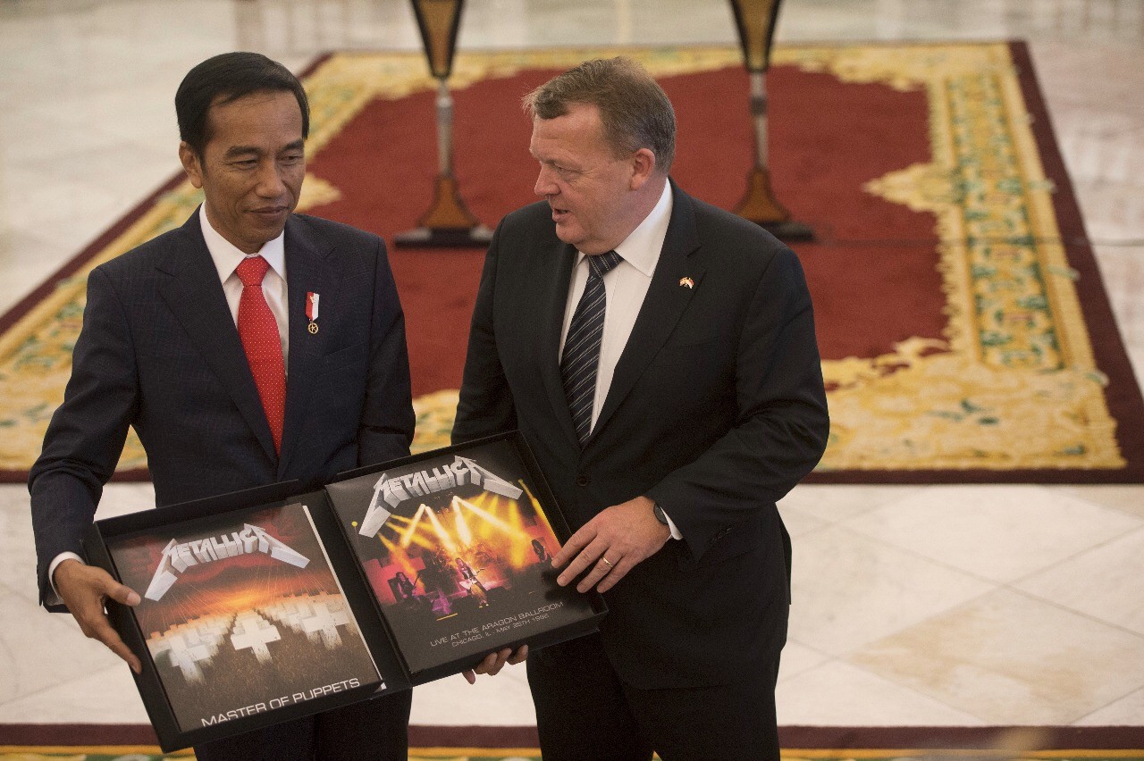 jakpost's tweet card. Visiting Denmark Prime Minister Lars Løkke Rasmussen gave President Joko "Jokowi" Widodo a box-set of Metallica's seminal record Master of Puppets during a bilateral meeting at the Bogor Palace on...