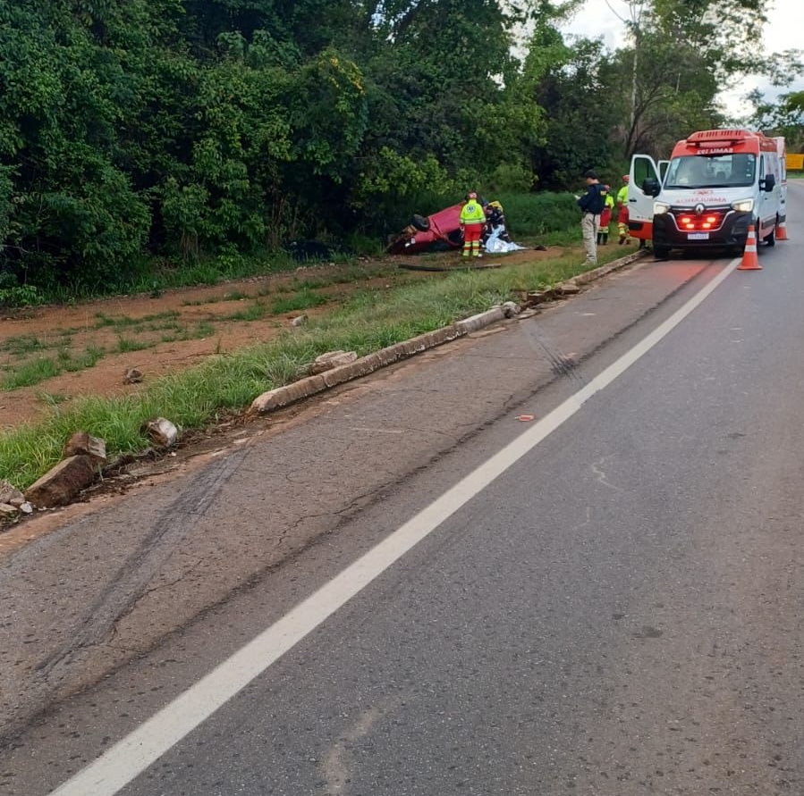 SOSESTRADAS's tweet card. Homem, de 21 anos, ficou ferido e mulher, de 19 anos, morreu em capotamento. Feriado prolongado teve 29 sinistros, que resultaram também em 30 feridos No