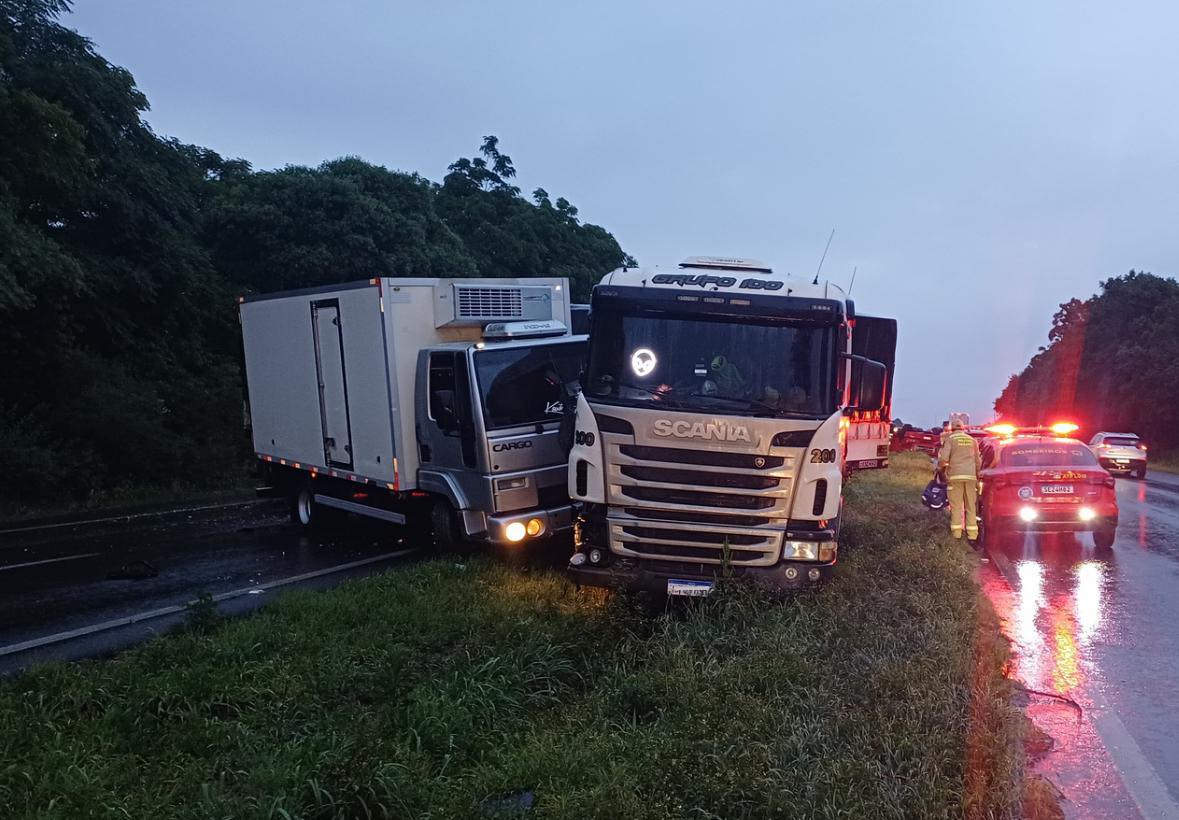 SOSESTRADAS's tweet card. Ocorrência foi registrada na noite desse domingo (23); vítima, de 21 anos, conduzia um dos caminhões, que capotou Um sinistro (acidente) no km 501 da