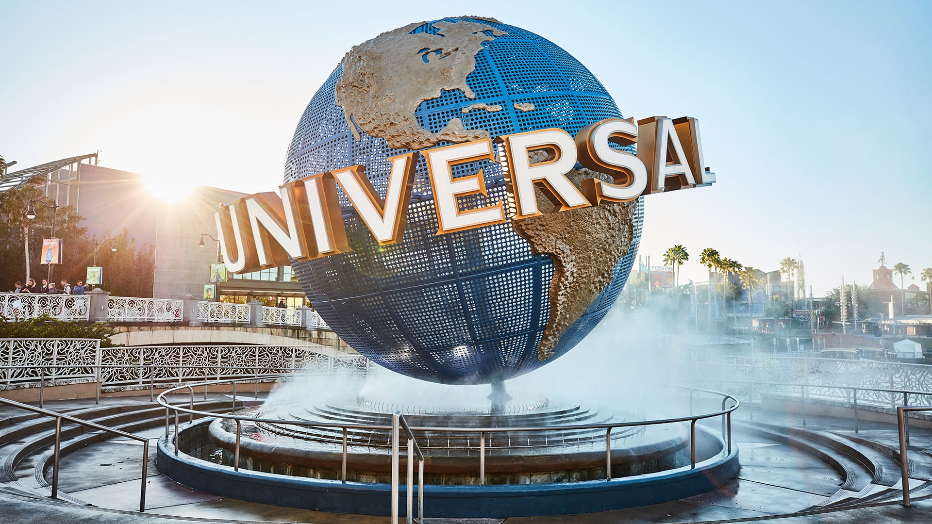 ParcsPassion's tweet card. Le PDG de Universal Destinations & Experiences livre une interview marquante sur les stratégies d'expansion mondiale de la marque et ses projets titanesques pour la prochaine décennie.