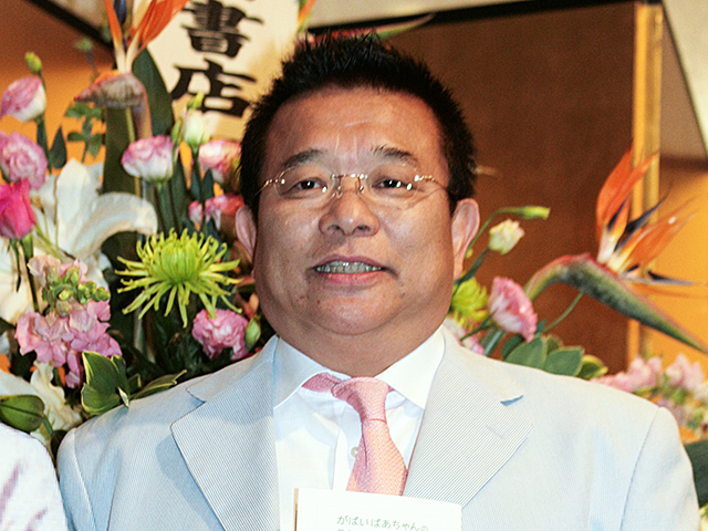 digginthecrates's tweet card. 東京に進出する前、まだ大阪のうめだ花月に若手として出ていた頃の話です。公演の間が2〜3時間あったんです。楽屋でゴロゴロしていても仕方ないから、ザ・ぼんちのまさとと大阪城へ行ったんです。近くにたこ焼き屋があったから並んでいると、外国人3...