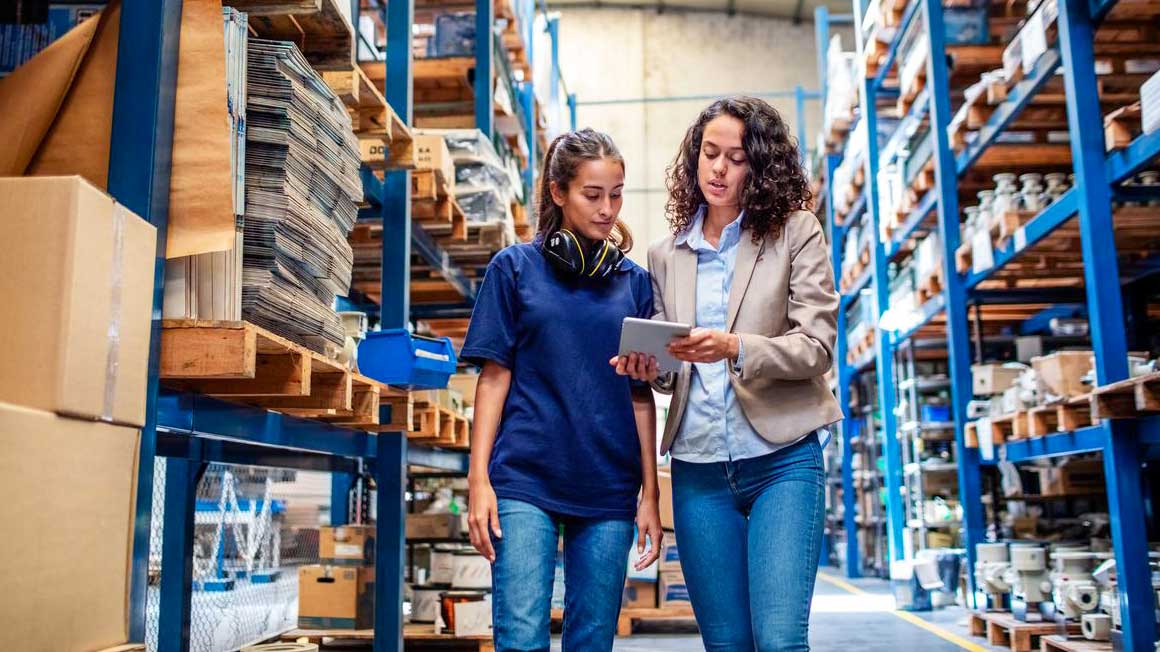 TelefonicaTech's tweet card. La inteligencia artificial (IA) está transformando la industria al aprovechar grandes volúmenes de datos generados en los procesos productivos para optimizar operaciones y reducir costes.