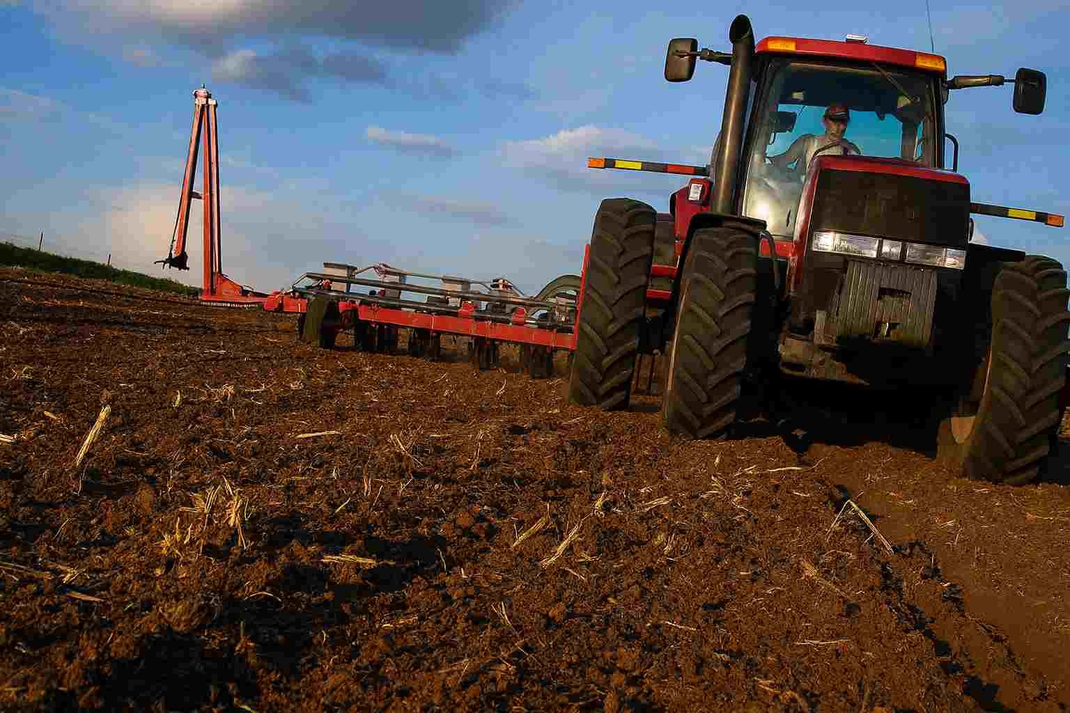 RuralNetOficial's tweet card. Un adolescente de 17 años falleció luego de ser atropellado por una máquina sembradora