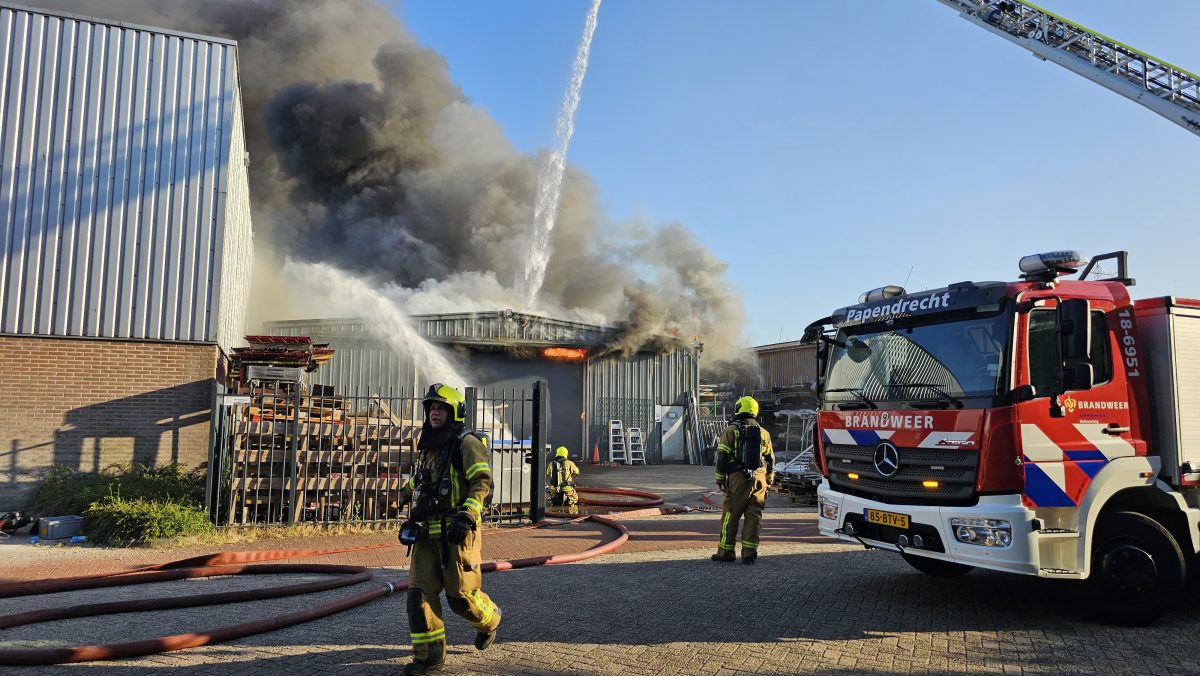 ZHZActueel's tweet card. HARDINXVELD-GIESSENDAM – Bij een bedrijf aan de Peulenlaan in Hardinxveld-Giessendam is donderdagavond 10 juli een grote brand uitgebroken. De brandweer kreeg even na 19.00 uur de melding dat er...