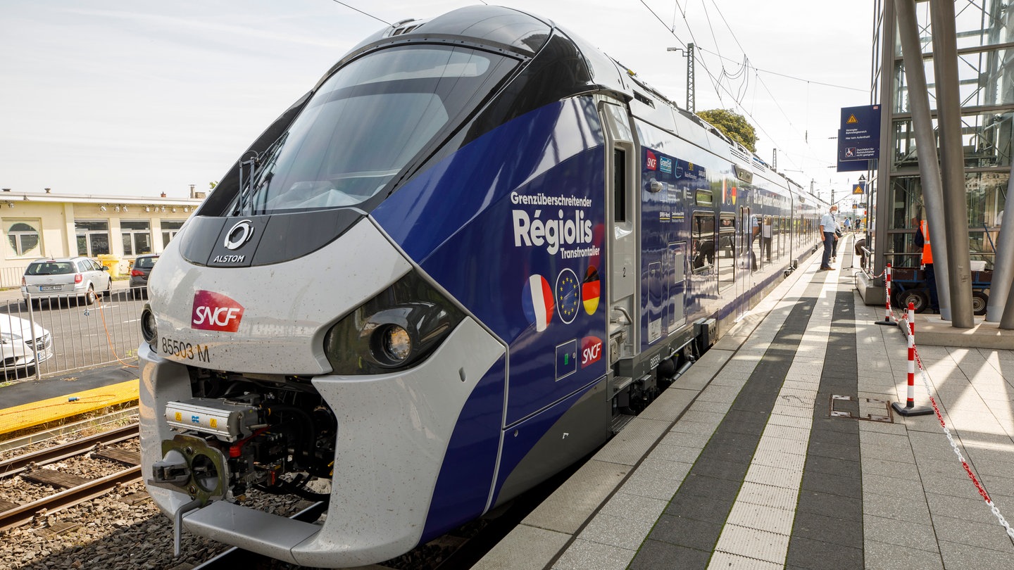 bwegtBW's tweet card. Der grenzüberschreitende Bahnverkehr wird verbessert: Auf zwei Strecken am Oberrhein wird es ab dem kommenden Frühjahr neue Züge geben. Ab 2027 soll der Takt verdichtet werden.