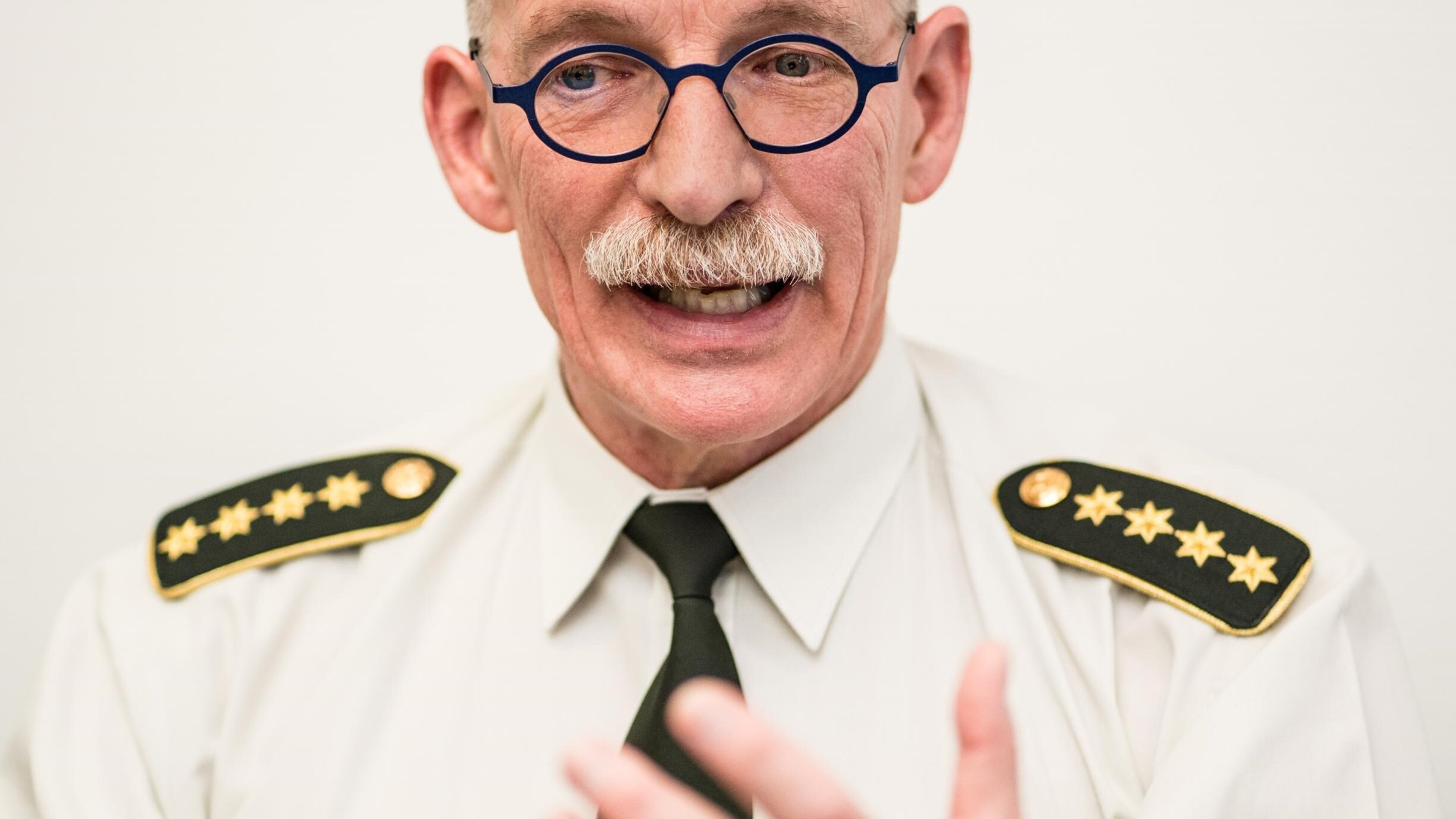 ATJMattelaer's tweet card. Chef Defensie Marc Comper­nol komt nog voor de verkiezingen met zijn verlanglijstje. Dat is goed voor 2 miljard. ‘Maar absoluut noodzakelijk.’