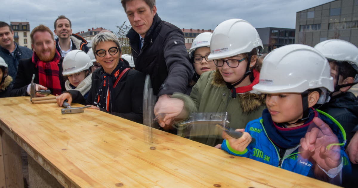 mu_archi's tweet card. Les élèves du collège Louis Armand sont venus poser le premier bois du futur collège Artem ce matin accompagnés du président du Conseil Départemental et de plusieurs autres élus.