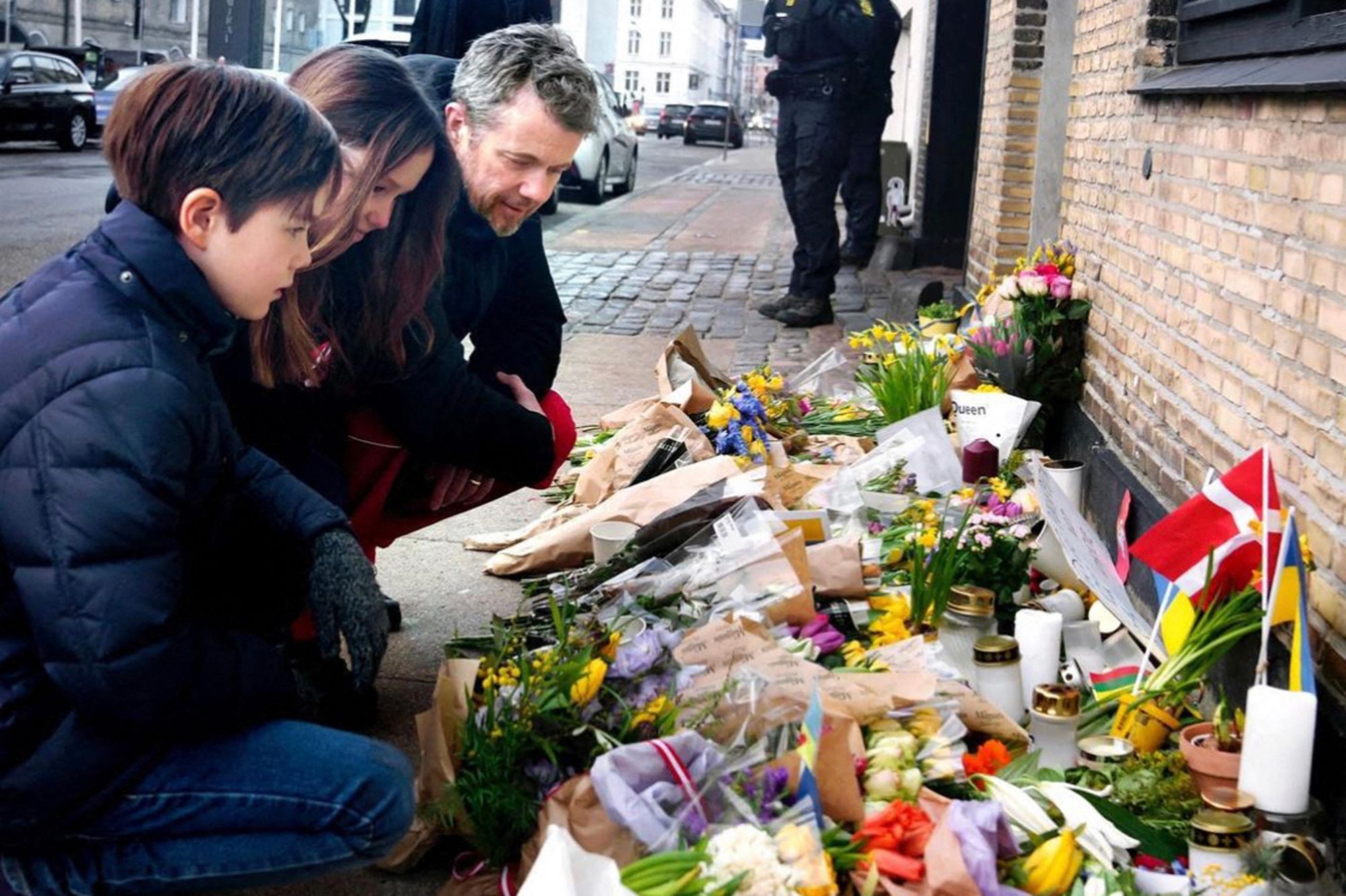 DBonnetBesancon's tweet card. La princesse Josephine et le prince Vincent de Danemark se sont rendus avec leur père le prince héritier Frederik à l’ambassade d’Ukraine, ce vendredi.