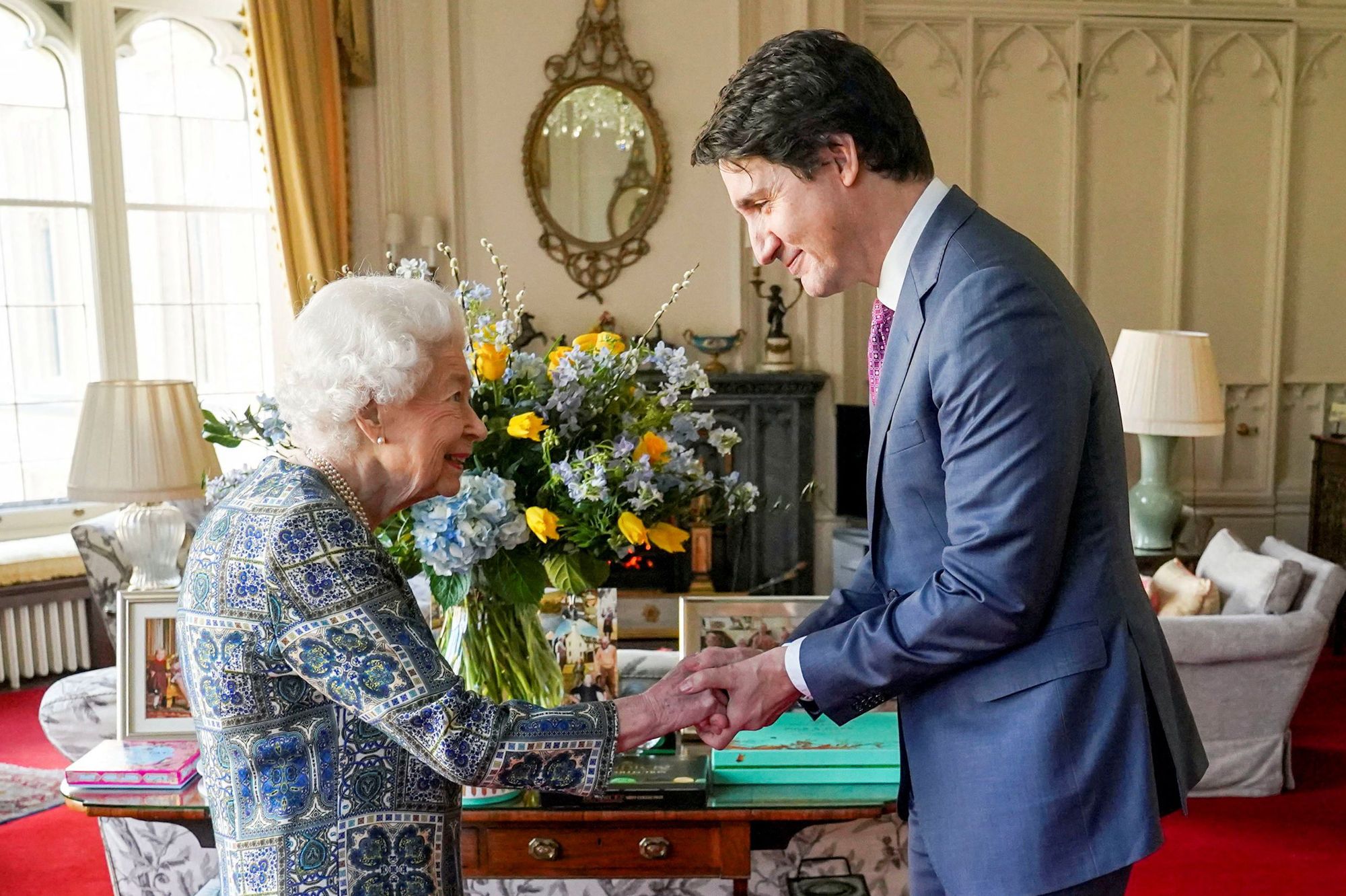 DBonnetBesancon's tweet card. La reine Elizabeth II a assuré, ce lundi, son premier engagement officiel en face-à-face depuis sa contamination au Covid-19. Elle a reçu à Windsor un hôte de marque, le Premier ministre Canadien...
