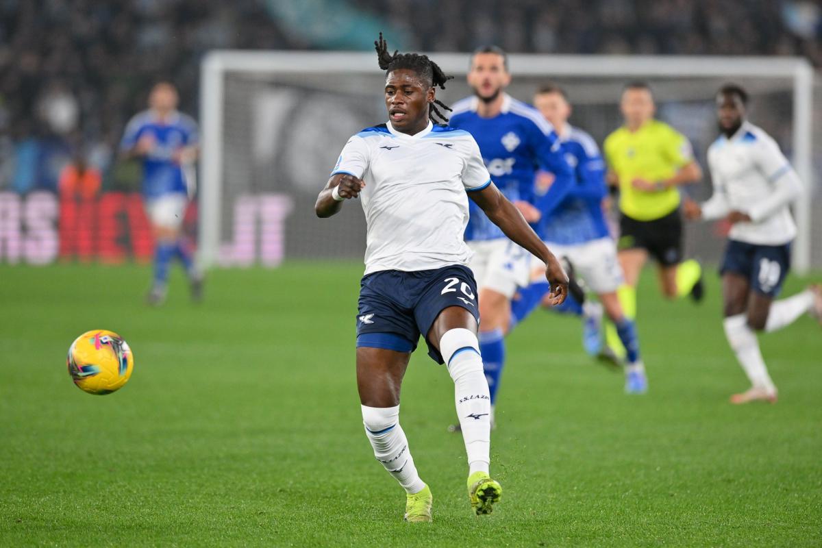 Tanziloic's tweet card. Le Français de la Lazio Rome, Loum Tchaouna, a donné sa préférence au PSV Eindhoven s'il venait à quitter le club romain, où il est en contrat jusqu'en 2029, d'ici à lundi soir.