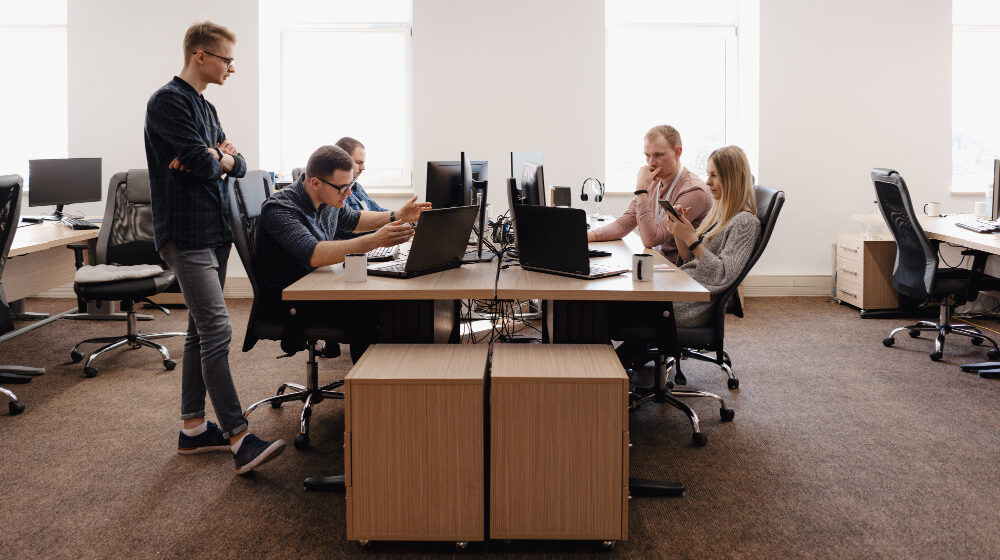 Dynamiquemag's tweet card. L’open space incarnait la modernité au bureau. Fini les murs, fini l’isolement : place à la collaboration permanente, à la transparence et à la créativité collective.