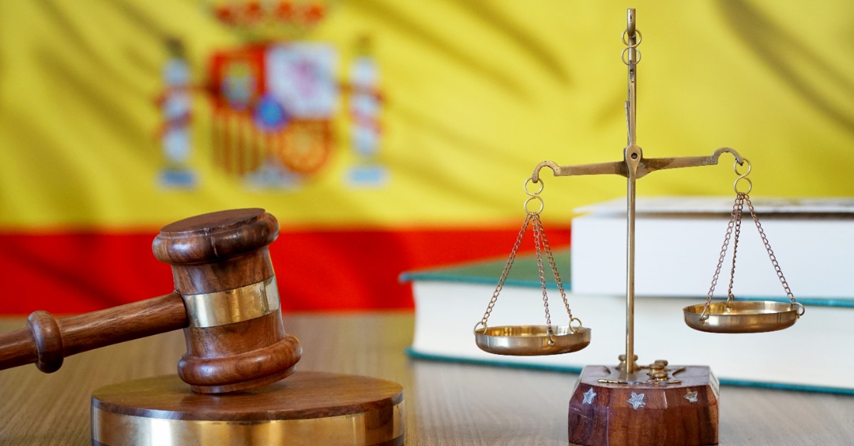 NachrichtenES's tweet card. Das Provinzgericht von Madrid hat einen Mann zu 32 Jahren Haft verurteilt, nachdem er im Mai 2023 seine Ehefrau in der gemeinsamen Wohnung in Móstoles mit