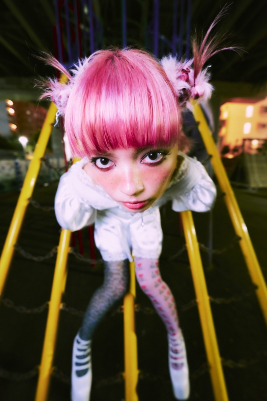 realsoundjp's tweet card. MANONが、新曲「ニセモノ smillin」を9月19日に配信リリースする。　同楽曲は、メロディックパンクの疾走感とエレクトロポップの鮮烈さを融合させた、エモーショナルでアンセミックな楽曲だ。前作「違うタイプ」（Prod.Linna Figg）に続き、MANONのニューモードを反映したロックナン…