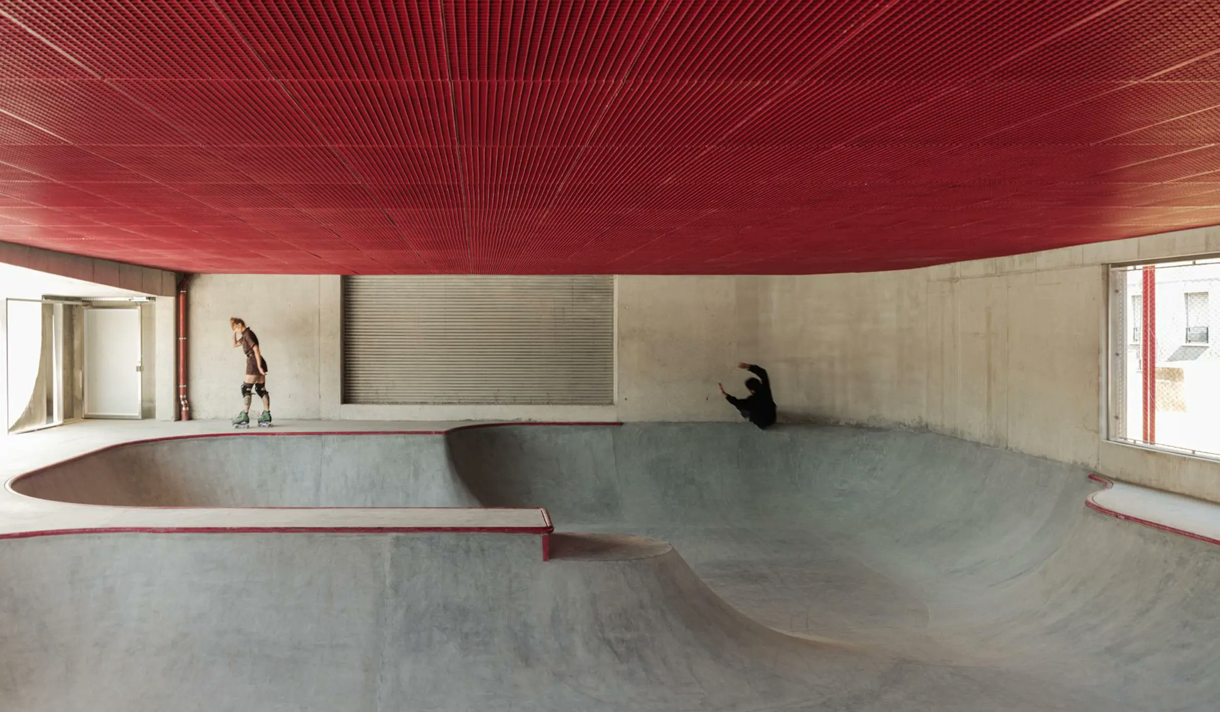 urdesignmag's tweet card. Innovative urban architecture: Forme layers a sheltered skate bowl and elevated multi-sports court in Vincennes, France.