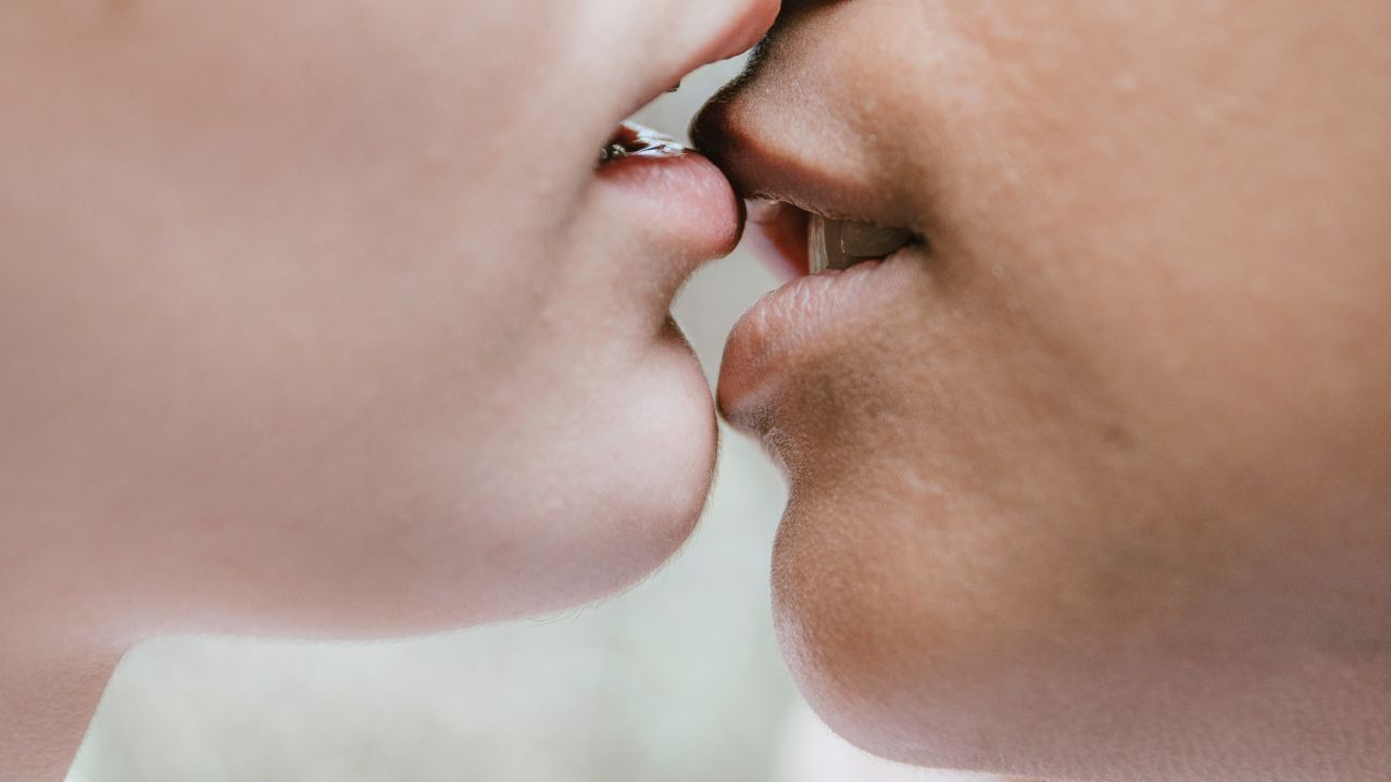 Bonsfluidos's tweet card. Um novo estudo indica que o beijo tem origem ancestral, presente em grandes símios e possivelmente em neandertais; entenda