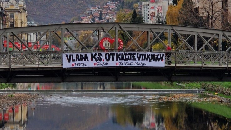 objavi_ba's tweet card. Grupa građanki i građana Sarajeva je jutros na mostu preko rijeke Miljacke u blizini sjedišta Vlade Kantona Sarajevo postavila transparent sa porukom: “VLADA KS, OTKAŽITE UTAKMICU!” Ova poruka se...