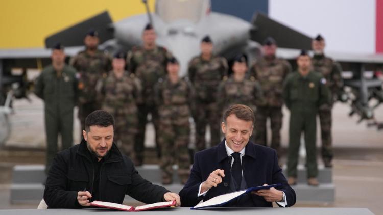 DbotPapi's tweet card. Volodymyr Zelensky a signé ce lundi avec Emmanuel Macron une «déclaration d'intention» portant sur l'achat d'une centaine d'avions de combat Rafale, a annoncé