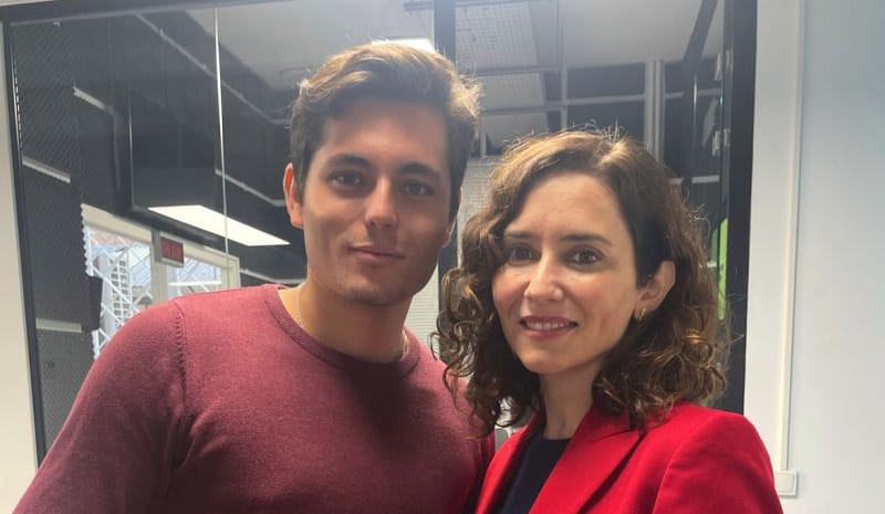 DSocialista_'s tweet card. Gobiernos autonómicos y locales del PP adjudicaron al menos 172 contratos "menores" de publicidad institucional al medio de Javier Negre, según una investigación de 'El Salto'.