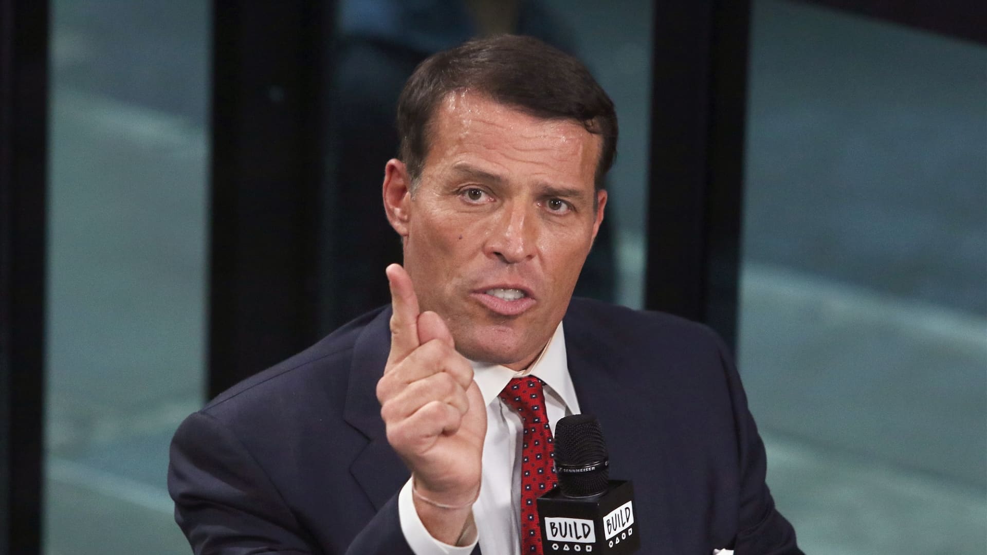 TonyRobbins's tweet card. "Execution trumps knowledge every day of the week," says Tony Robbins of his success.