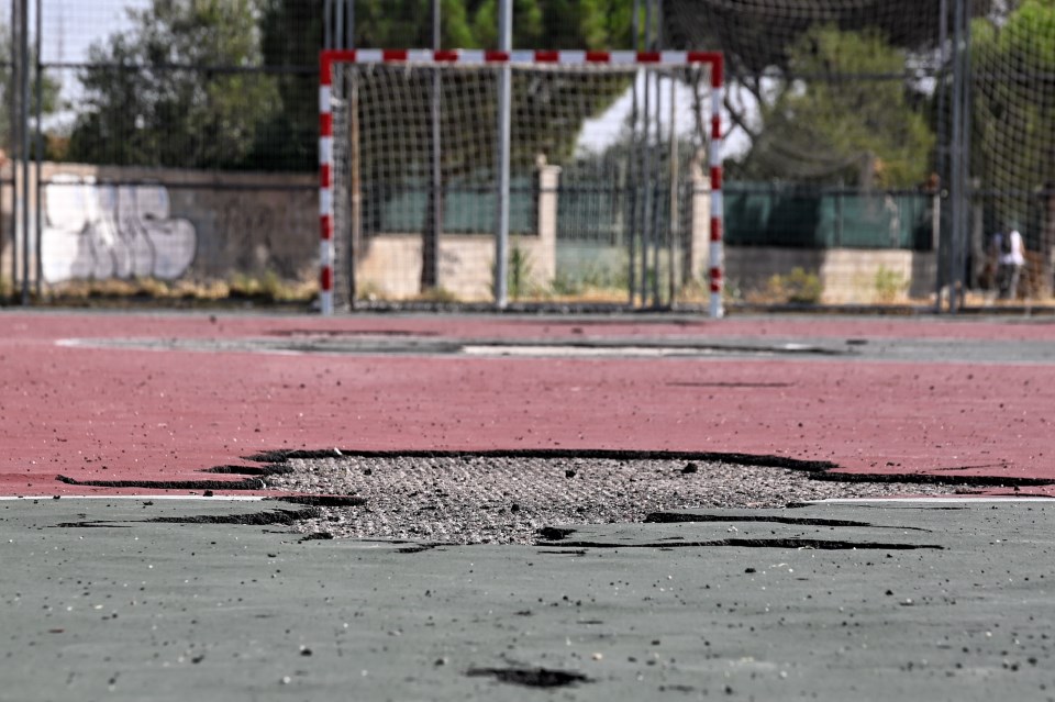 AlcalaHoy1's tweet card. El deterioro y la falta de mantenimiento alimentan el malestar vecinal en Espartales. Crónica gráfica de Ricardo Espinosa Ibeas para ALCALÁ HOY En febrero de 2023, el Ayuntamiento de Alcalá de...