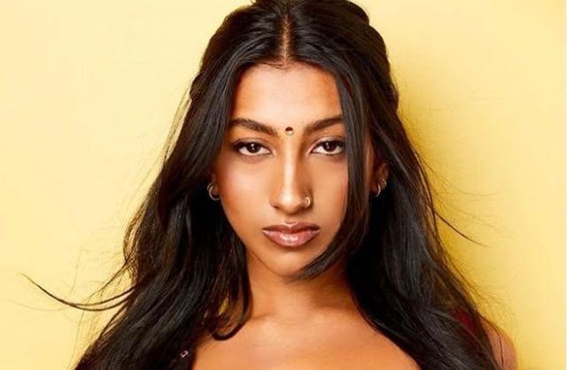 t_ransborder's tweet card. [서울=뉴시스] 손정빈 기자 = 그룹 캣츠아이 라라가 커밍아웃 했다. 캣츠아이는 하이브가 해외 시장을 겨냥해 만든 팀이다.라라는 24일 위버스에서 동성애자라고 고백했다. 그는 가족에게 먼저 커밍아웃 했다고 말하며 "무서웠다. 게다가 유색 인종이라는 벽이 있어서 두렵기도 했다. 하지만 나 자신이 자랑스럽다"고 했다.그러면서 "나와 삶을 함께하는 사람들...