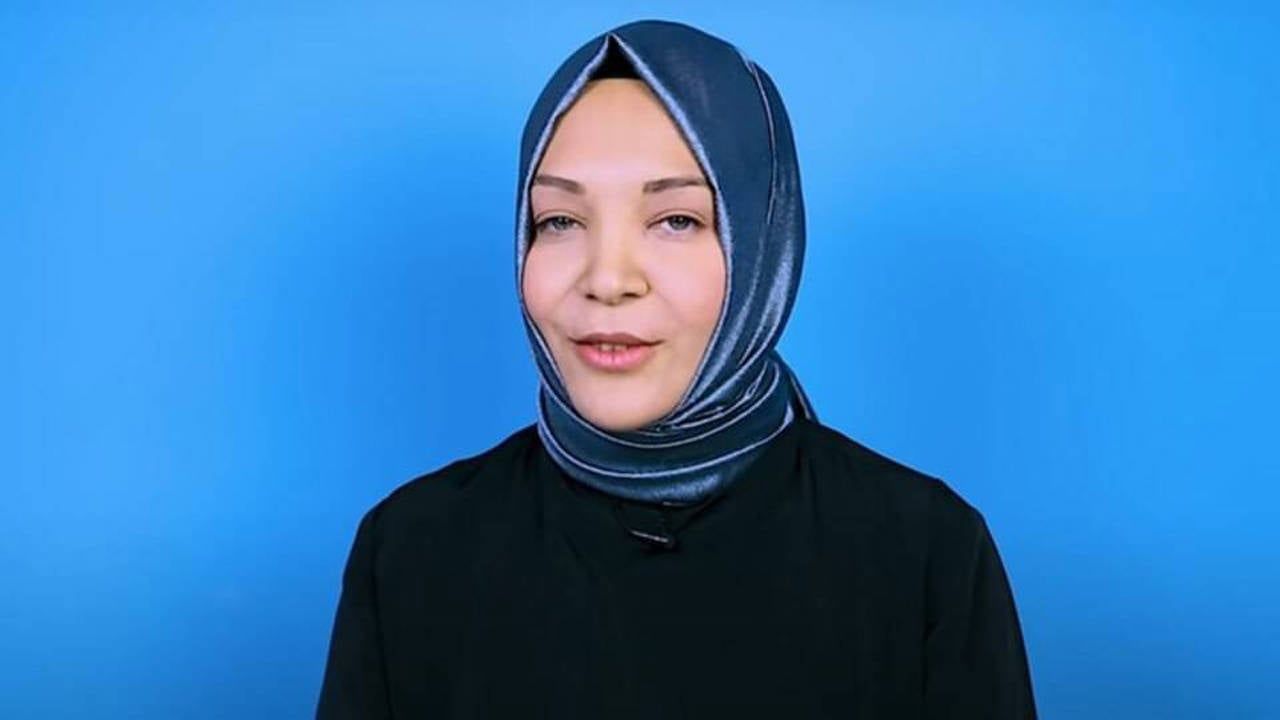 EgeSaati's tweet card. Sabah yazarı Hilal Kaplan, hakkında çıkan haber ve içeriklere erişim yasağı getirdiği öğrenildi.