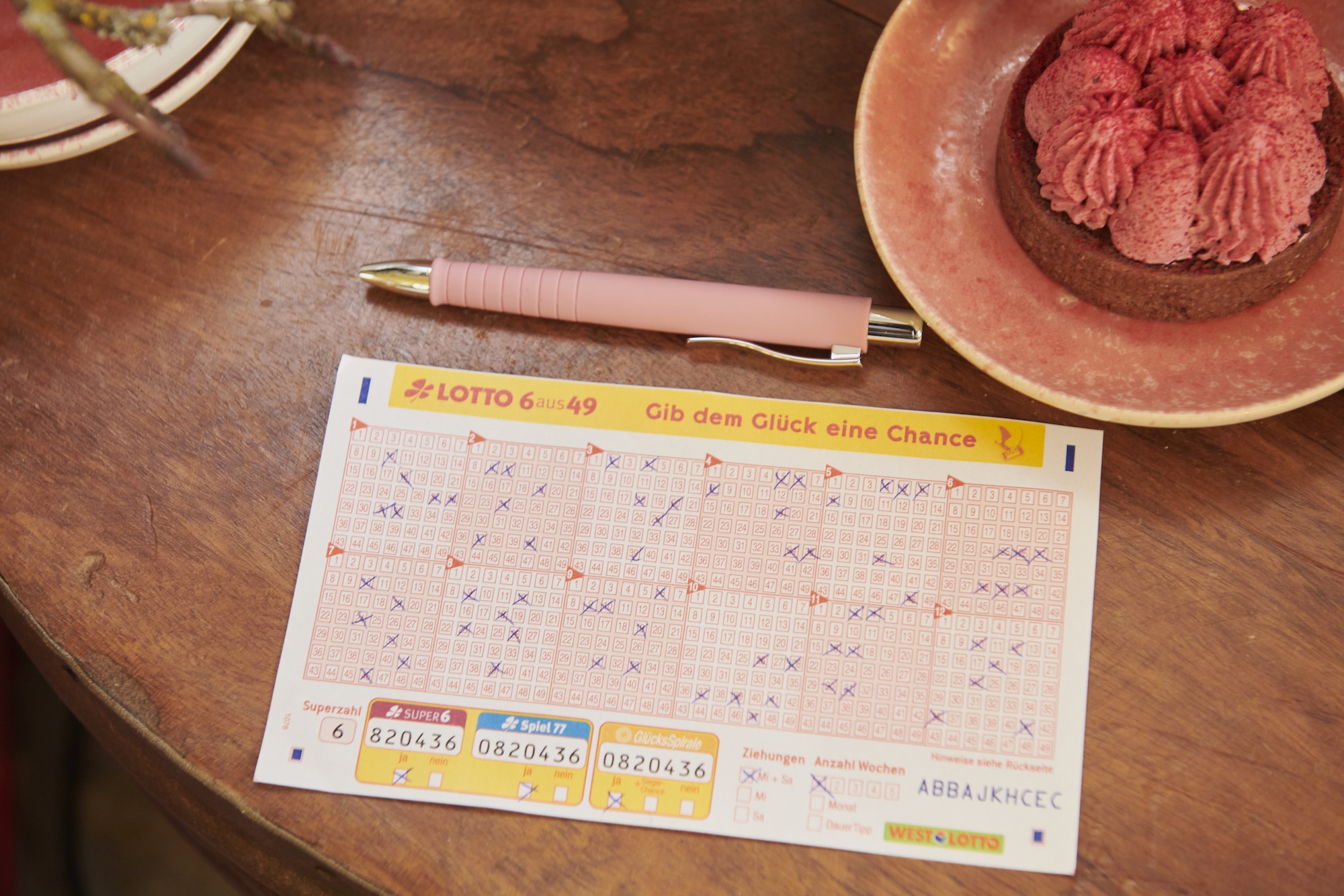 ISACASINOS's tweet card. Ein Tipper aus dem Kreis Unna wird mit „Sechs Richtigen“ Millionär – ein weiterer Spieler gewinnt bei SUPER 6 zusätzlich 100.000 Euro.