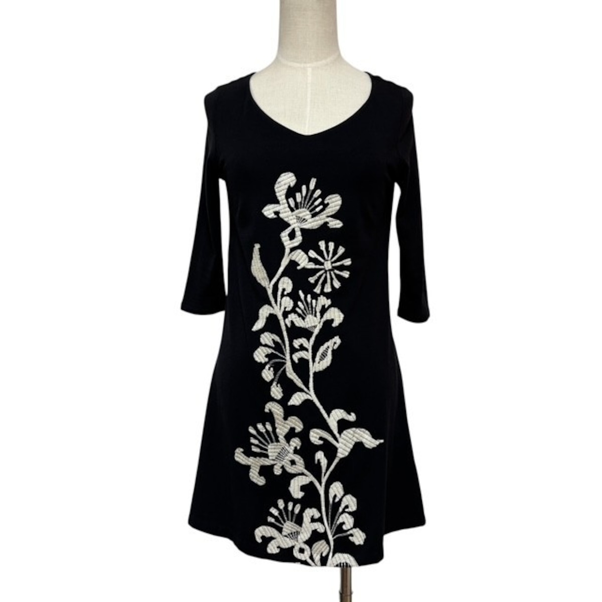 inotori's tweet card. 商品/シビラ Sybilla 刺繍 Tシャツワンピース商品説明/柔らかなＴシャツ素材のワンピースになります。手のこんだナチュラルな雰囲気の刺繍柄がデザイン性の高い一着。ストレッチ性のある動きやすい生地感です。商品カラー/黒 ライトベージュ実寸サイズ/肩幅35cm/身幅41cm/着丈75cm/袖丈41.5cm素材/レーヨン48％・コットン47％・ポリウレタン5％コンディションレベル・Ｂ/使用感...