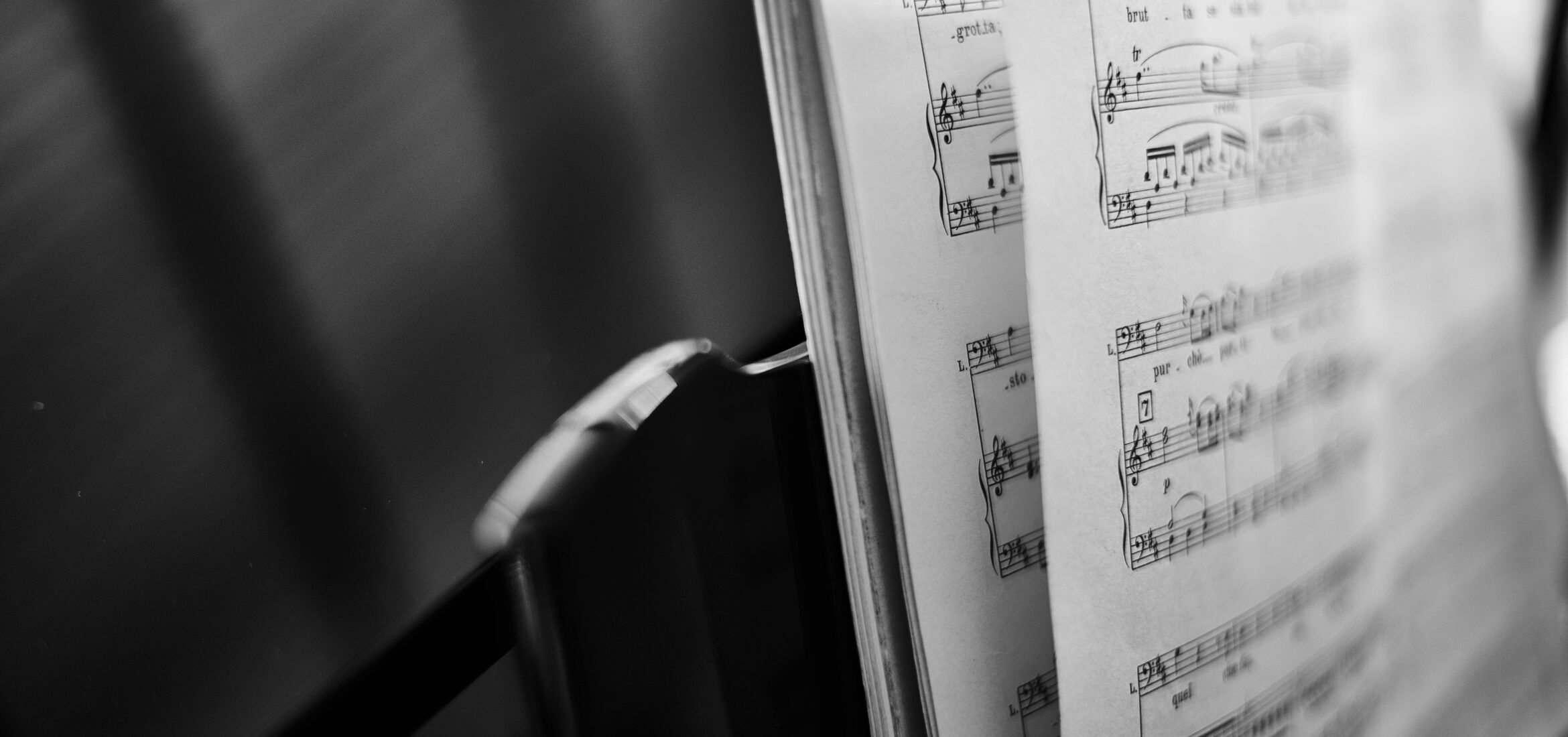 MasteringBOX's tweet card. Discover how to start writing a song with these three essential steps in songwriting. Unleash your creativity and write a melody that resonates!