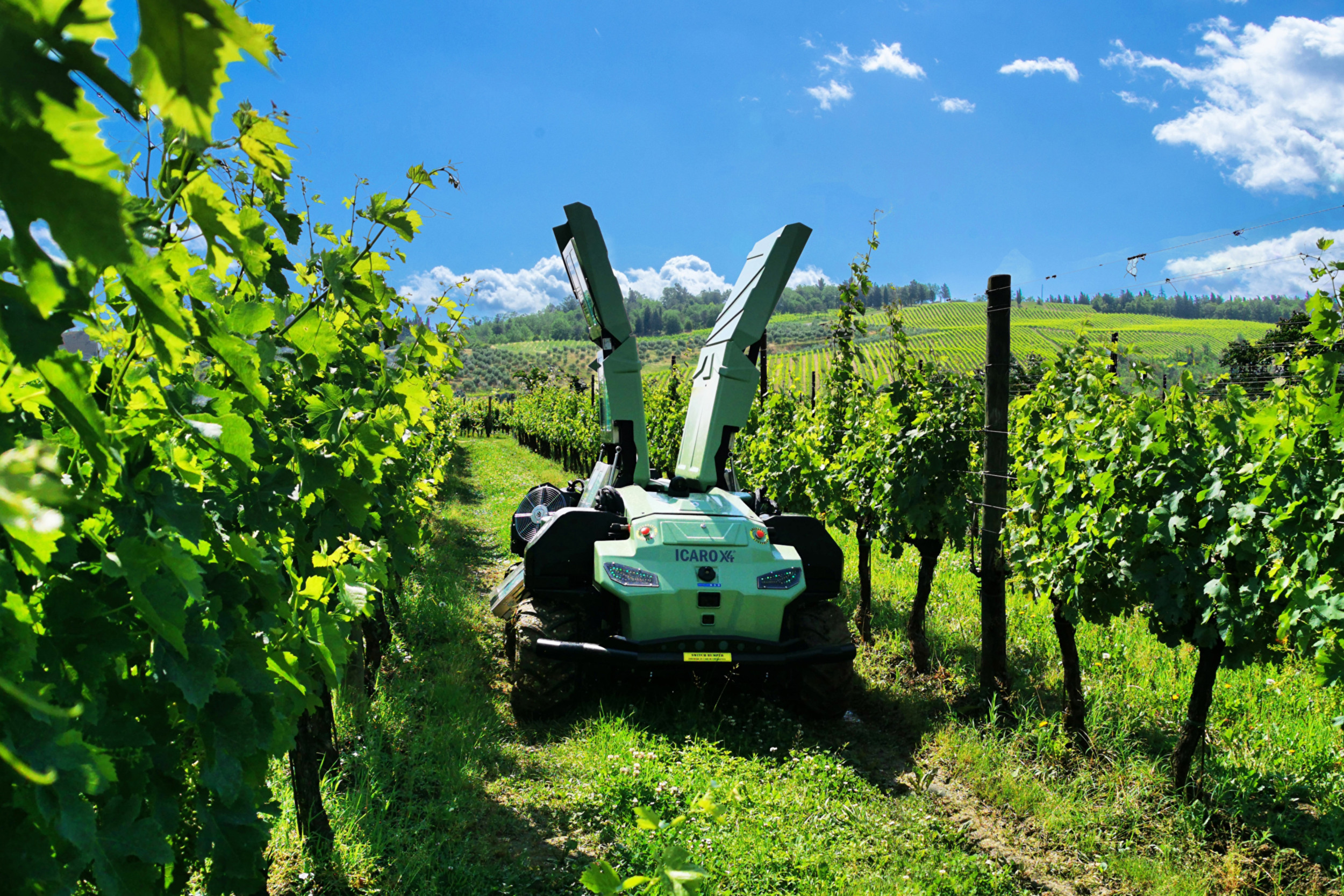 PCeSolutions's tweet card. Italian company Free Green Nature has introduced an autonomous hybrid robot, designed to combat fungal diseases in vineyards without relying on chemical treatments.