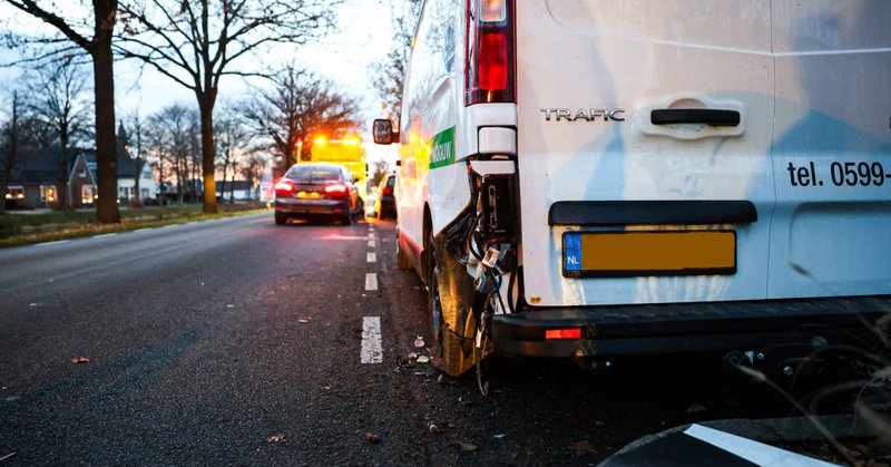 Auto botst op geparkeerd busje