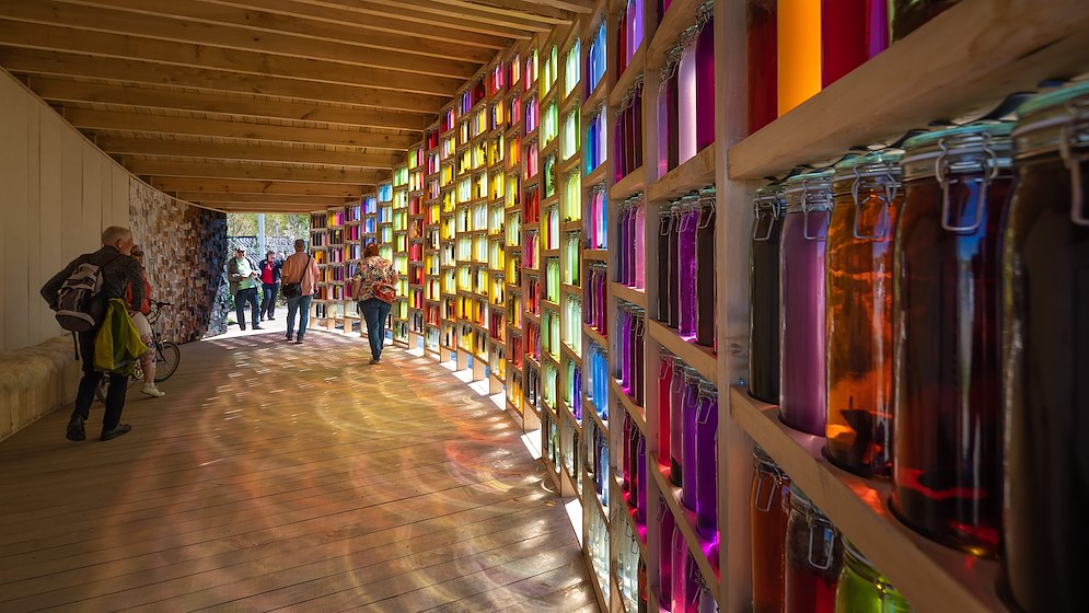 Arc2Principles's tweet card. Op de Floriade in Almere staat het paviljoen Shades of Nature. Het bouwwerk, dat is ontworpen door Arc2 Architecten biedt op zintuiglijke wijze inzicht in het duurzame kleuringsproces van wol.