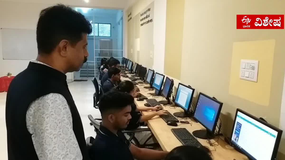 ETVBharatKA's tweet card. ಹೊಸ ಹೊಸ ಕೌಶಲ​ಗಳನ್ನು ಕಲಿಸುವ ಮೂಲಕ ನಿರುದ್ಯೋಗಿಗಳನ್ನು ಉದ್ಯೋಗಿಗಳಾಗಿ ಮಾಡುವ ಸಲುವಾಗಿ ಜಿಲ್ಲಾ ಕೈಗಾರಿಕಾ ಮತ್ತು ವಾಣಿಜ್ಯ ಸಂಸ್ಥೆಯು ಬಾಷ್ ಕಂಪನಿ ಜೊತೆಗೂಡಿ ಬ್ರಿಡ್ಜ್ ಕೋರ್ಸ್ ಪ್ರಾರಂಭಿಸಿದೆ.