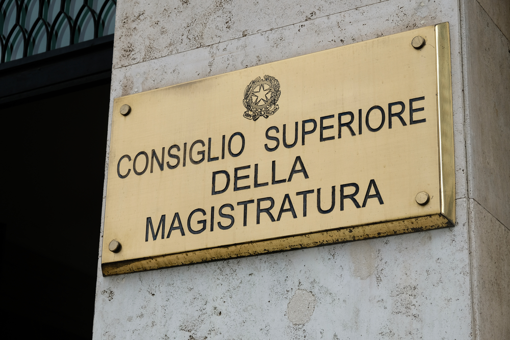 dettoManzari's tweet card. Il CSM progetta sistemi "interni" e "modelli residenti su server sotto il controllo del ministero". E le aziende?