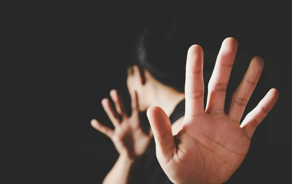 DhenOnline's tweet card. ސްރީލަންކާގެ ކަހަތުޑުވާ އަވަށުގައި 26 އަހަރުގެ އަންހެނަކަށް ޖިންސީ ފުރައްސާރަކުރި 40 އަހަރުގެ ޑޮކްޓަރެއް ހައްޔަރުކޮށްފިއެވެ. އެ ޤައުމުގެ މީޑިއާތަކުން ހާމަކޮށްފައިވާ ގޮތުގައި މި ނޮވެމްބަރު މަހުގެ 12...