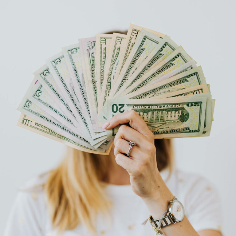 AluaCreators's tweet card. Learn how to earn more on Alua by sending paid media in chat! Offer exclusive content, fulfill custom requests, and boost your income.