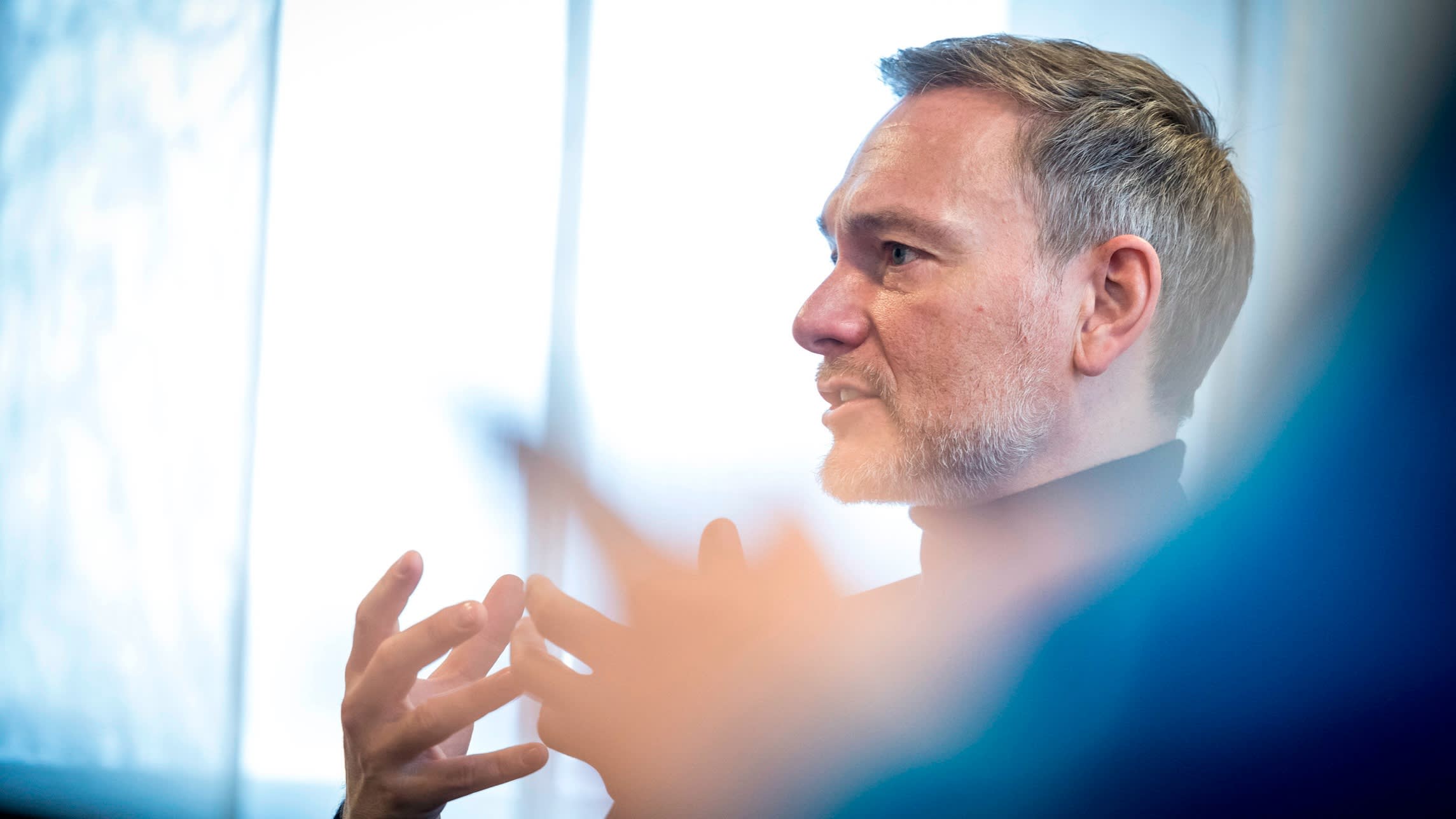 derLampenputzer's tweet card. Amid rising discontent, the ruling coalition must quickly get its act together