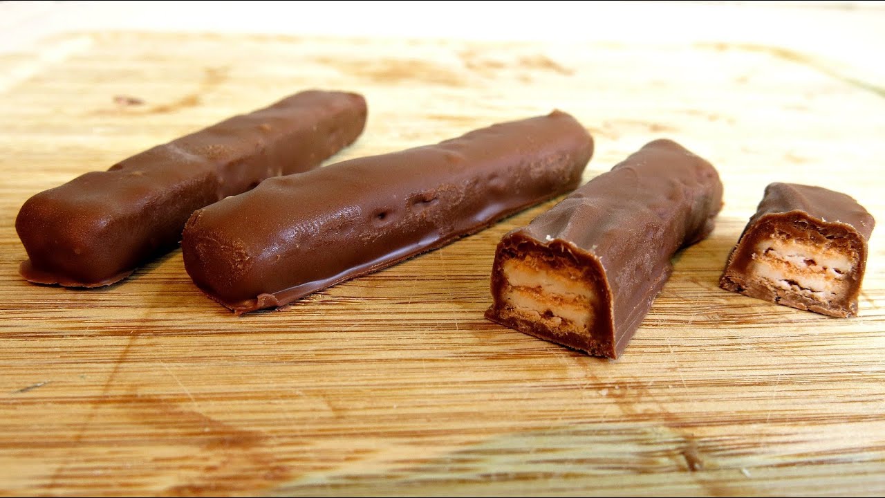 SimpleCookingCh's tweet card. 2 INGREDIENT HOMEMADE KIT KATS RECIPE