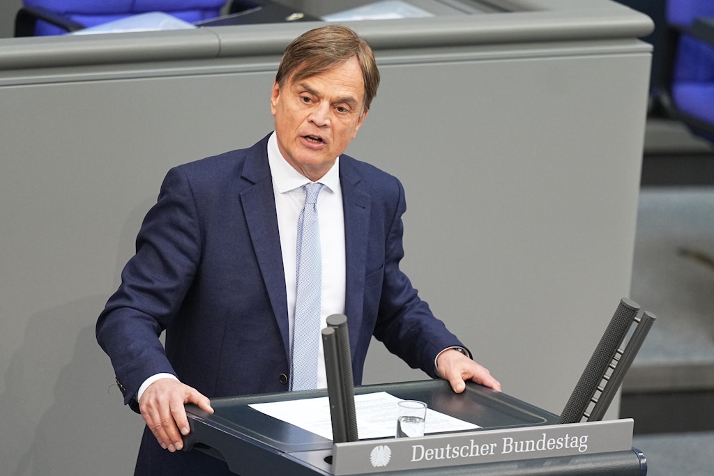 berlinerzeitung's tweet card. In Hamburg wurden mutmaßlich ein Auto in Brand gesteckt, drei Weitere wurden ebenfalls von dem Feuer erfasst. Darunter war auch der Wagen des parlamentarischen Geschäftsführers der AfD.