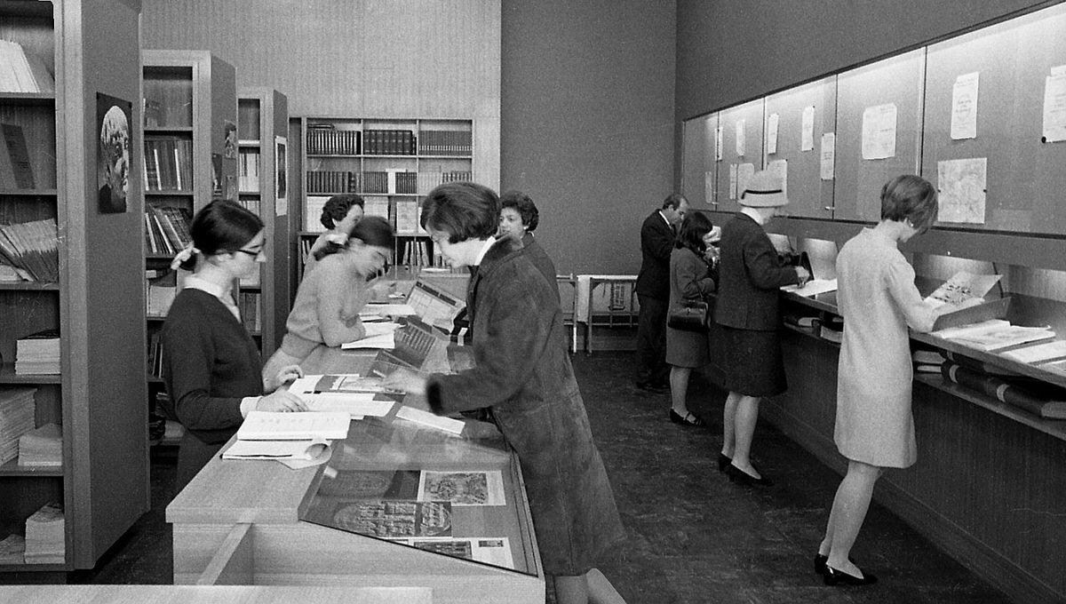 apokrif1's tweet card. La Documentation française est fondée en 1945 avec la vocation de produire une information fiable et impartiale à destination des décideurs politiques. Progressivement, elle s’engage à diffuser...