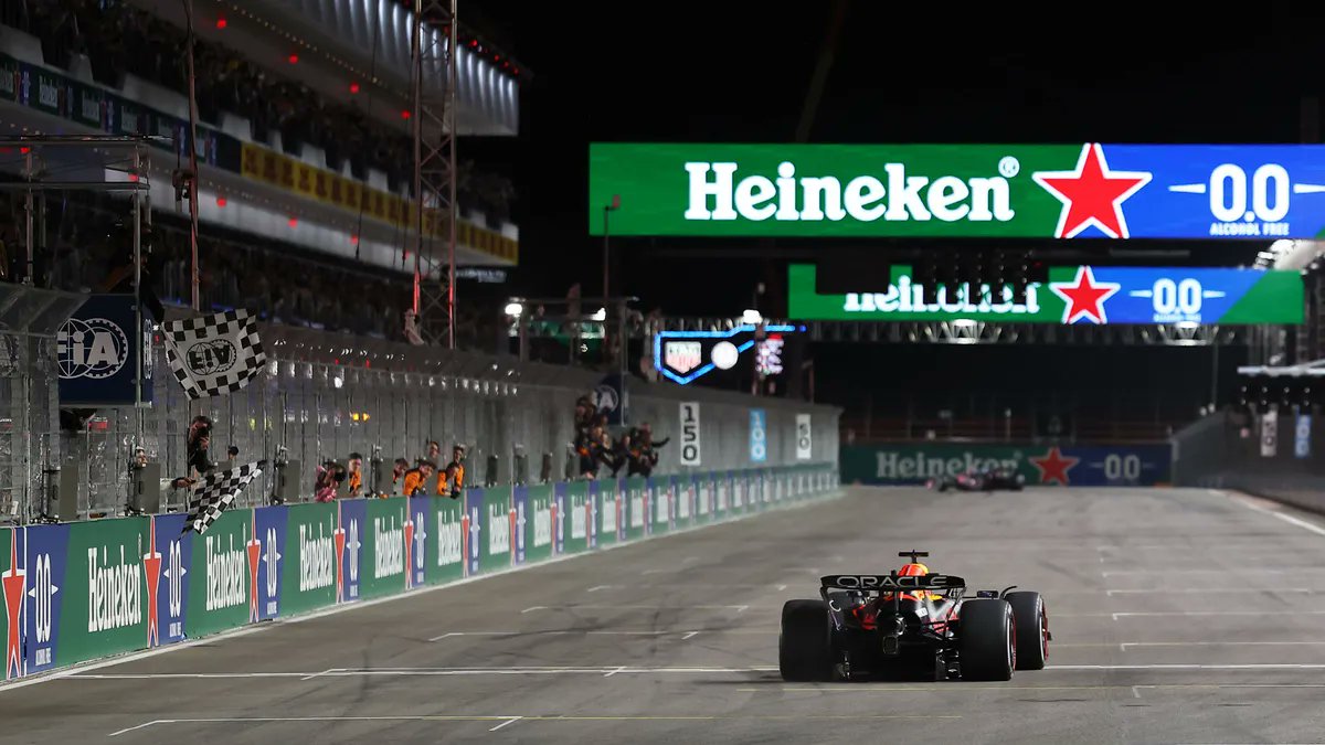 F1Maximaal_nl's tweet card. Max Verstappen heeft in Las Vegas zijn zesde Grand Prix-zege van het seizoen gepakt. Daarmee staat hij nog maar één overwinning achter Lando Norris en Oscar Piastri. De Red Bull Racing-coureur...