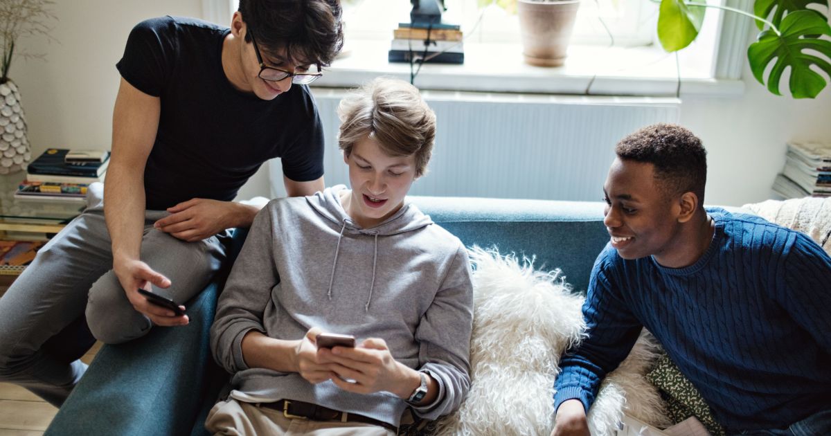 CNNBrasil's tweet card. Levantamento da AP Exata avalia as pessoas que seguem as alas de esquerda, centro e direita, além dos que se consideram céticos ou apáticos